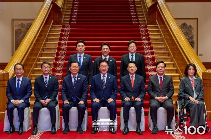 이재명 대통령이 4월 7일 청와대에서 여·야·정 민생경제 협의체 회담에 앞서 참석자들과 기념촬영하고 있다.
<p> </p>
<p>(청와대)