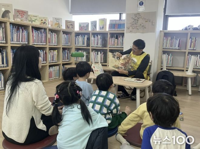 의왕시 청계참고운도서관 책 읽어주기 '우루루'프로그램 운영