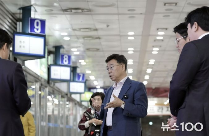 신상진 성남시장은 최근 국제분쟁 장기화에 따른 에너지 수급 불안 상황 속에서도 정상 운영 재개 1년을 맞은 성남종합버스터미널(야탑버스터미널)을 16일 방문해 운영 현황을 점검하고 있다
